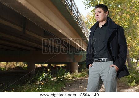 Homem bonito ao ar livre no Outono