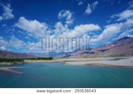 The Yamdrok Yumtso Lake,tibet, Yamdroog Is The Fifth Largest Lake In The Tibet Autonomous Region And
