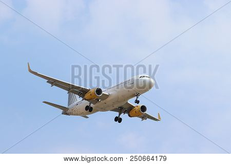 Amsterdam The Netherlands - July 22nd 2018: Ec-mfn Vueling Airbus A320-200 Final Approach To Schipho