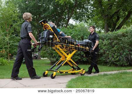 Transport von Patienten auf Bahre Ärzteteam