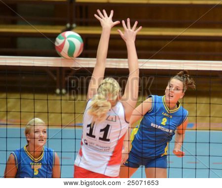 KAPOSVAR, Ungarn - 21. oktober: Zsanett Pinter (R) i aktion på en ungarsk NB I. League volleyball 