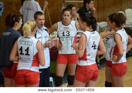 Jönköpings Södra, Ungern - 21 oktober: Gödöllő spelare lyssna trainer på en ungersk NB I. League vol