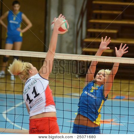 Jönköpings Södra, Ungern - 21 oktober: Zsofia Horvath (R) i aktion på en ungersk NB I. League volleyboll 
