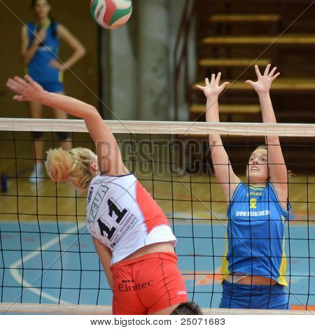 Jönköpings Södra, Ungern - 21 oktober: Zsofia Horvath (R) i aktion på en ungersk NB I. League volleyboll 