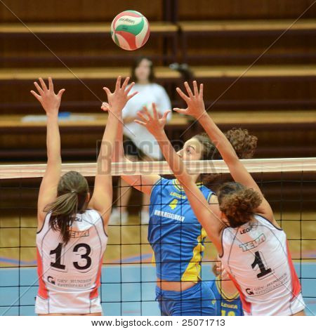 Jönköpings Södra, Ungern - 21 oktober: Zsofia Horvath (R) i aktion på en ungersk NB I. League volleyboll 
