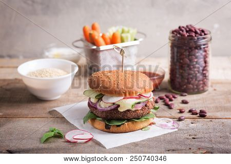 Veggie Bean And Quinoa Burger With Fresh Vegetables