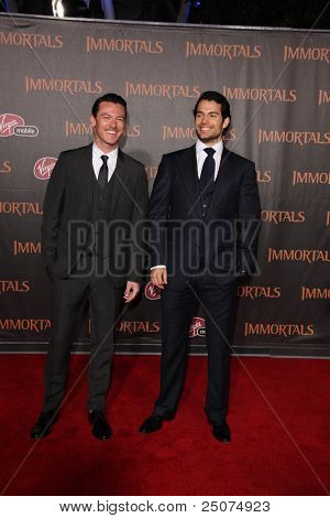 ลอสแองเจลิส - 7 nov: Luke Evans, Henry Cavill มาที่ 