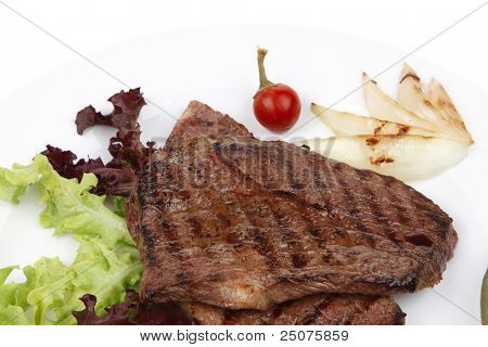 肉料理： 2 つのロースト赤と・ チリ ・ ペッパーズ、緑のレタスのサラダ ・ ディ ・上で骨ステーキ