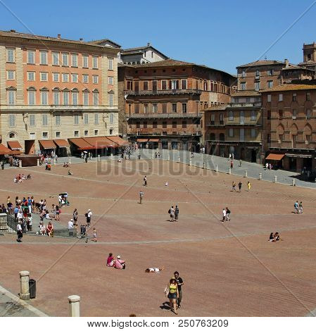Siena, Italy - July 05, 2008: Piazza Del Campo Is The Main Square Of Siena