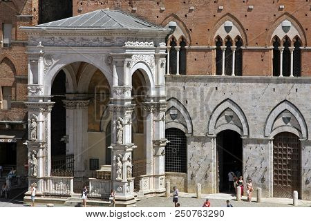 Siena, Italy - July 05, 2008: Piazza Del Campo Is The Main Square Of Siena With View On Palazzo Pubb