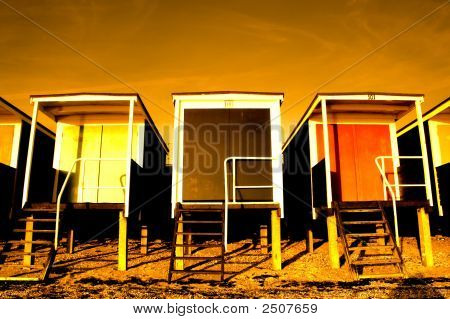 Cabañas de playa iluminada por el sol
