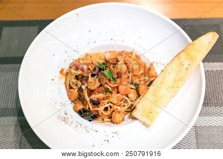 spaghetti sausage with crispy bread