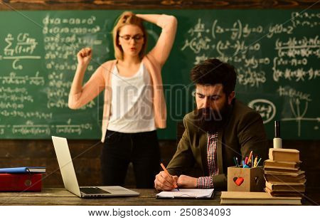 E-learning Online Study Learning Concept, E-learning Education And University Concept, Tutor Asks Th