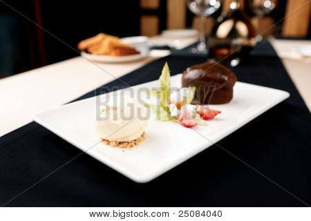 Sticky toffee med dattels, karamelsauce og is