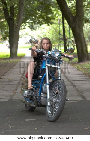 Kvinna gå på cykel
