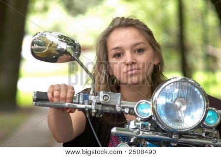 Flickan gå på cykel