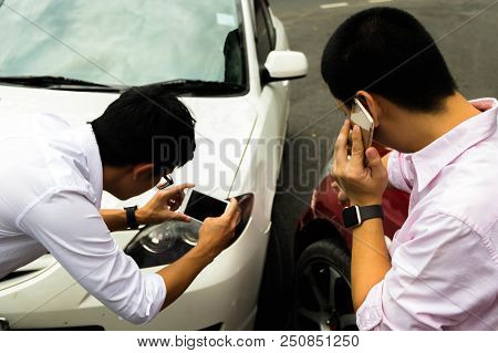 A Man Call Car Insurance For Halp With The Parties From The Car Crash And Take A Photo To Use As Evi