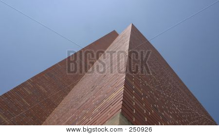 Alto edificio in mattoni