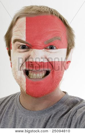 Šílený vztek muže maloval v barvách vlajky Dánsko
