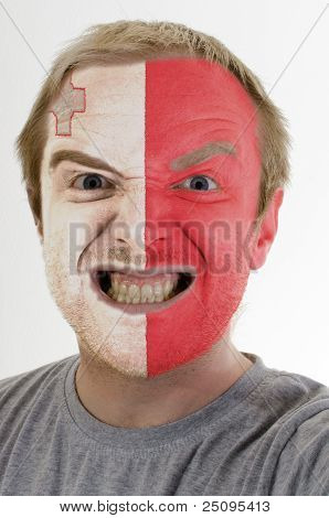 Šílený vztek muže maloval v barvách vlajky Malta