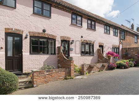 Beccles, Suffolk, Uk, July 2018 - A Row Of Pretty Pink Cottages In The Market Town Of Beccles, Suffo