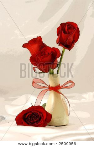 Rote Rosen in gekrümmten vase