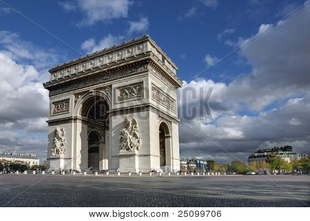 Arc de Triomphe i Paris Frankrike med dramatiska moln och himmel