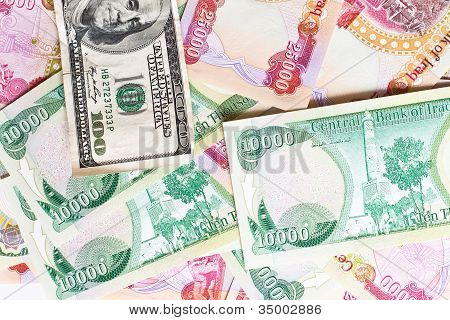 irakische Dinar und hundert Dollar
