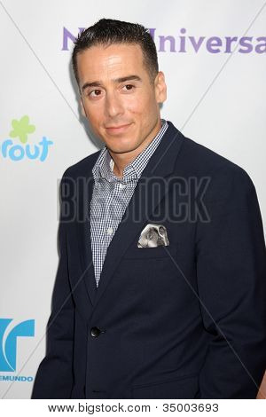 LOS ANGELES - AUG 1: Kirk Acevedo přijíždějící z večírku NBC TCA léto 2011 všechny hvězdy na SLS Hotel o