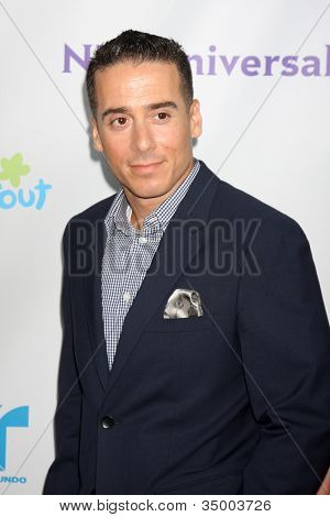 LOS ANGELES - AUG 1: Kirk Acevedo přijíždějící z večírku NBC TCA léto 2011 všechny hvězdy na SLS Hotel o