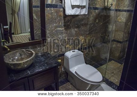 Hoi An, Vietnam - June 28, 2019:modern Interior Of The Bathroom In The Hotel Room, Natural Stone Wal