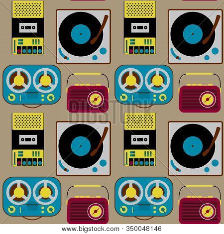 Vintage Electronics Seamless Pattern. Retro Background Radio, Type Recorder And Vynil Record Player 