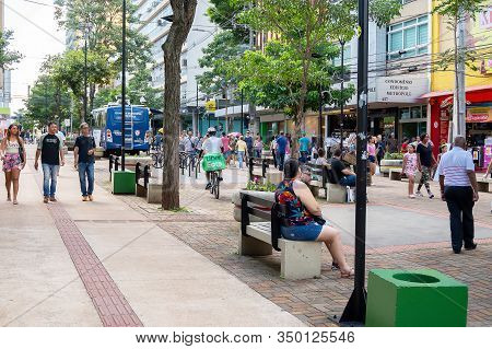 Londrina Pr, Brazil - December 23, 2019: Downtown Of Londrina. People Shopping And Walking At The Ca