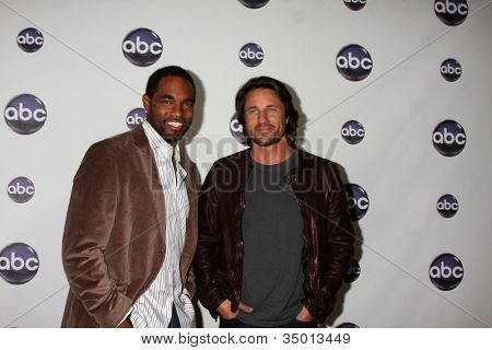 LOS ANGELES - JAN 10: Jason George Martin Henderson arriveert op de Disney ABC Television Group T