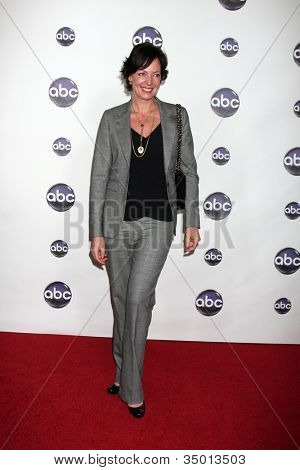 LOS ANGELES - JAN 10: Allison Janney arriva presso TCA Winter 2011 della Disney ABC Television Group P