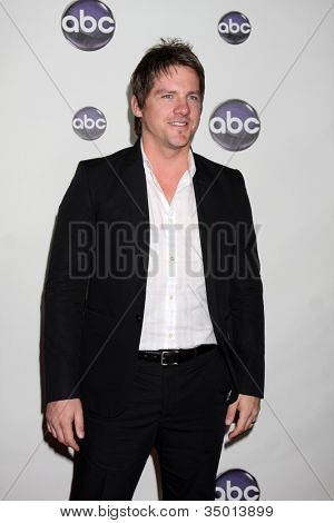 LOS ANGELES - JAN 10: Zachary Knighton arriva presso TCA Winter 2011 della Disney ABC Television Group