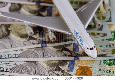 10 February 2020 Chicago Il: United Airlines Boeing 737-990 Aircraft Background Of American Dollars.