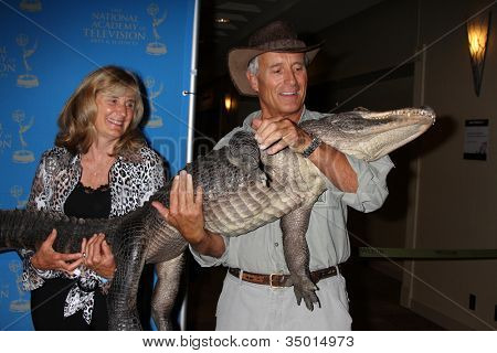 LOS ANGELES - giu 17: Jack Hanna & Baby Alligater arrivando alla 38a Arti Creative Daytime annuale