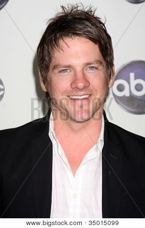 LOS ANGELES - JAN 10: Zachary Knighton arriva presso TCA Winter 2011 della Disney ABC Television Group