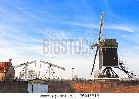 Bascule Bridge e mulino a vento al tramonto. Heusden. Paesi Bassi