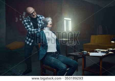 Maniac kidnapper smothers his scared female victim