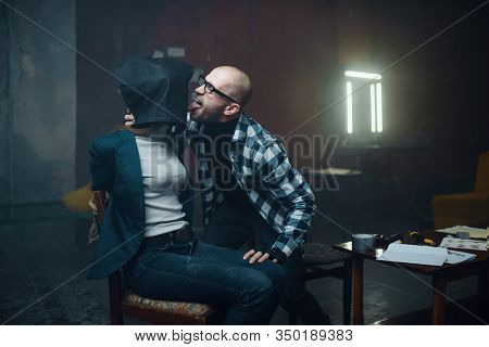 Maniac kidnapper licks his female victim