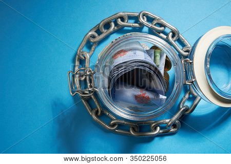 Taunt stainless steel chain and saving jar