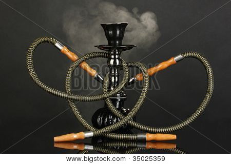 검은 배경에 연기 물 담 뱃 대