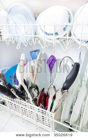 Bulaşık makinesinde pırıl pırıl temiz yemekler