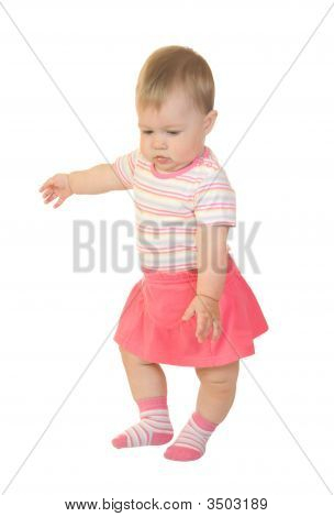 erste Schritte der kleinen Baby im roten Kleid