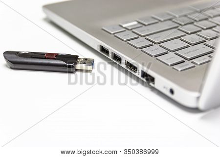 Flash Drive With Laptop Computer For Conncet To Usb Port Plug-in Laptop For Transfer And Backup Busi