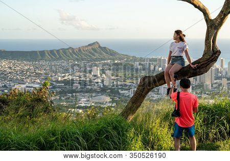 Honolulu, Hi - 25 January 2020: Tourists Pose For Photos At Tantalus Overlook With Waikiki And Diamo