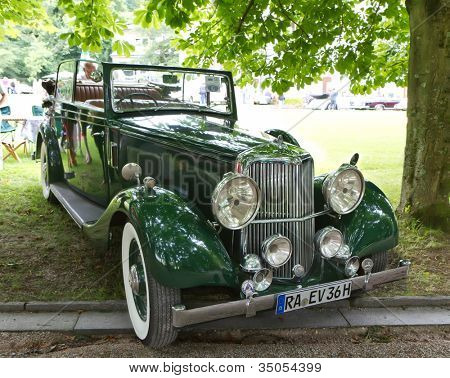 BADEN-BADEN, Německo-13. července: ARMSTRONG SIDDELEY (1937) mezinárodní výstavě starých 