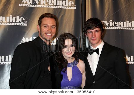 LOS ANGELES - FEB 18: Eric Martsolf, Jillian Clare, Michael Bolten dorazí na 19 výroční film